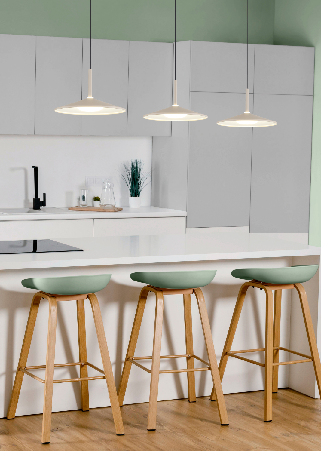 Freistehende Kochinsel mit beleuchteter Theke