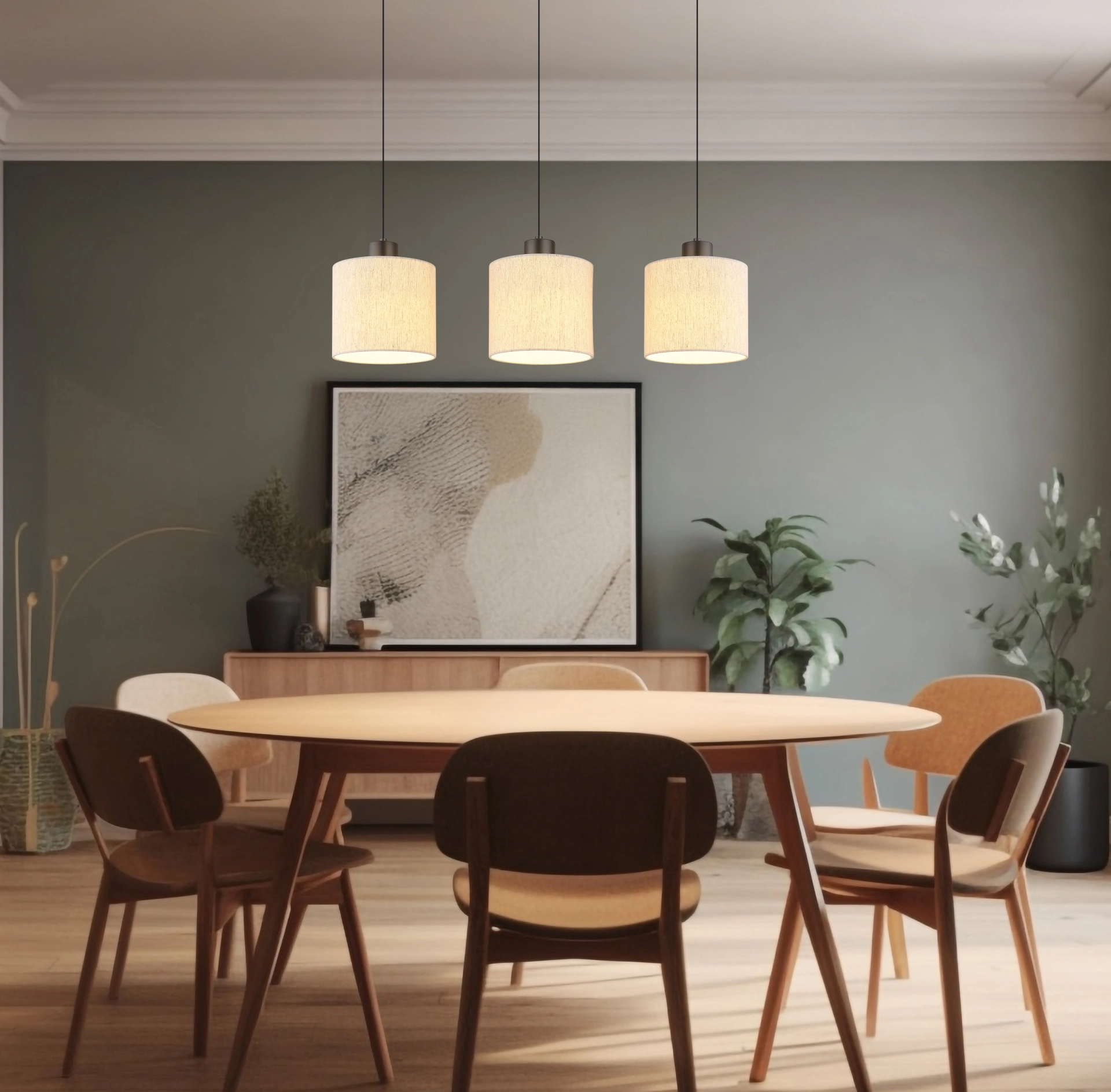THEA Pendelleuchte von Globo Handels GmbH: länglicher Körper mit drei runden, cremefarbenen Leinen-Schirmen in Reihe, Metallkorpus matt schwarz-chrom, warmes LED-Licht über dem Esstisch; ideal für Essbereich und Kücheninsel
